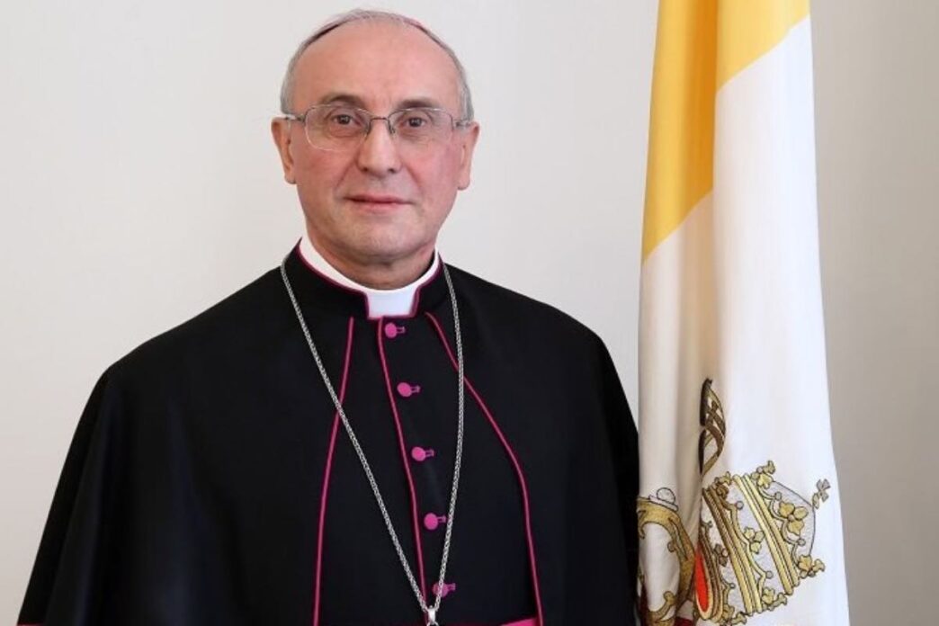 Monsignor Leopoldo Girelli, nato a Predore, in provincia di Bergamo, il 13 marzo 1953, è un uomo di vasta esperienza che ha ricoperto numerosi incarichi a livello internazionale. Ordinato sacerdote nel 1978 dopo gli studi alla Pontificia Accademia Ecclesiastica di Roma, Girelli ha iniziato presto il suo servizio diplomatico. Nel 1987, fu nominato segretario della nunziatura apostolica in Camerun e, successivamente, in Nuova Zelanda