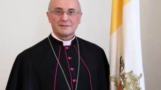 Monsignor Leopoldo Girelli, nato a Predore, in provincia di Bergamo, il 13 marzo 1953, è un uomo di vasta esperienza che ha ricoperto numerosi incarichi a livello internazionale. Ordinato sacerdote nel 1978 dopo gli studi alla Pontificia Accademia Ecclesiastica di Roma, Girelli ha iniziato presto il suo servizio diplomatico. Nel 1987, fu nominato segretario della nunziatura apostolica in Camerun e, successivamente, in Nuova Zelanda