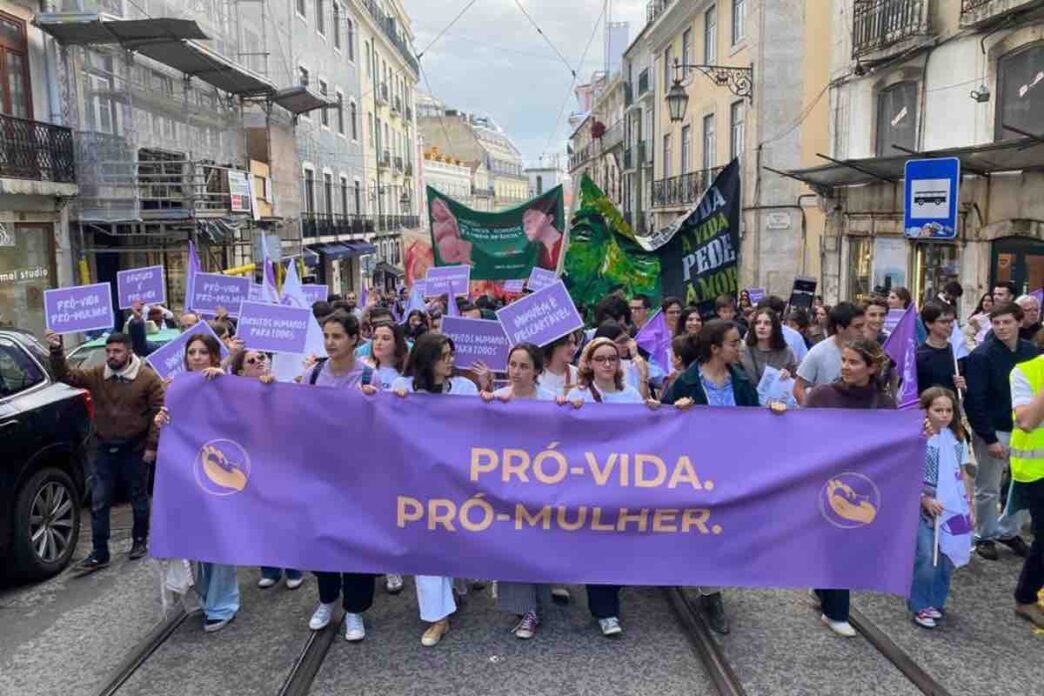La polizia ha arrestato il sospetto sul posto, ma altri membri di un gruppo con tendenze anarchiche sono riusciti a fuggire. In seguito, tre di loro sono stati identificati. Il dispositivo, costituito da una bottiglia di vetro contenente liquido infiammabile e materiale tessile, è stato sequestrato dalle autorità come prova dell'attacco.