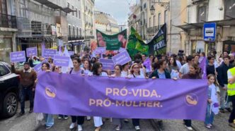 La polizia ha arrestato il sospetto sul posto, ma altri membri di un gruppo con tendenze anarchiche sono riusciti a fuggire. In seguito, tre di loro sono stati identificati. Il dispositivo, costituito da una bottiglia di vetro contenente liquido infiammabile e materiale tessile, è stato sequestrato dalle autorità come prova dell'attacco.