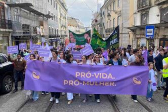 La polizia ha arrestato il sospetto sul posto, ma altri membri di un gruppo con tendenze anarchiche sono riusciti a fuggire. In seguito, tre di loro sono stati identificati. Il dispositivo, costituito da una bottiglia di vetro contenente liquido infiammabile e materiale tessile, è stato sequestrato dalle autorità come prova dell'attacco.