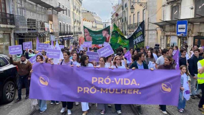 La polizia ha arrestato il sospetto sul posto, ma altri membri di un gruppo con tendenze anarchiche sono riusciti a fuggire. In seguito, tre di loro sono stati identificati. Il dispositivo, costituito da una bottiglia di vetro contenente liquido infiammabile e materiale tessile, è stato sequestrato dalle autorità come prova dell'attacco.