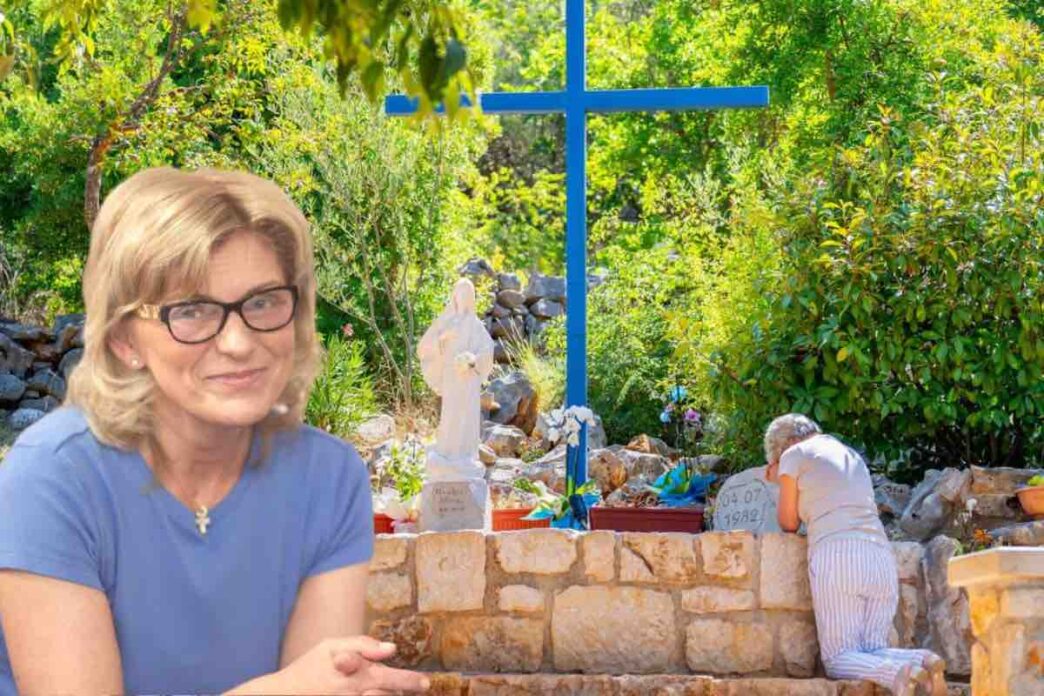 Cari figli, non dimenticate mai quanto è grande l'amore di Dio. Per mezzo di questo amore anch'io sono con voi. Non dimenticate quanto è grande la Sua misericordia. Attraverso questa misericordia io vi indico la via verso la felicità veritiera e la pace perfetta. È la via a mio Figlio. Perciò, figli miei, con totale fiducia abbandonatevi a mio Figlio e non abbiate paura. Non temete il futuro perché esso appartiene completamente alla volontà di mio Figlio. Perciò, figli miei, rinunciate a tutto ciò che vi allontana da mio Figlio: felicità falsa, speranza falsa, splendore falso. Credete a mio Figlio. Parlategli dei vostri dolori, sofferenze, desideri e speranze. Sentirete il Suo amore e la Sua benedizione. Vi ringrazio! "Con approvazione ecclesiastica"