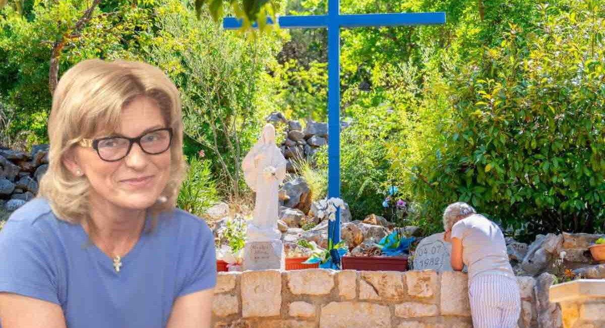 Cari figli, non dimenticate mai quanto è grande l'amore di Dio. Per mezzo di questo amore anch'io sono con voi. Non dimenticate quanto è grande la Sua misericordia. Attraverso questa misericordia io vi indico la via verso la felicità veritiera e la pace perfetta. È la via a mio Figlio. Perciò, figli miei, con totale fiducia abbandonatevi a mio Figlio e non abbiate paura. Non temete il futuro perché esso appartiene completamente alla volontà di mio Figlio. Perciò, figli miei, rinunciate a tutto ciò che vi allontana da mio Figlio: felicità falsa, speranza falsa, splendore falso. Credete a mio Figlio. Parlategli dei vostri dolori, sofferenze, desideri e speranze. Sentirete il Suo amore e la Sua benedizione. Vi ringrazio! "Con approvazione ecclesiastica"