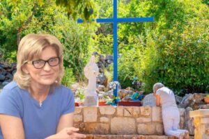 Cari figli, non dimenticate mai quanto è grande l'amore di Dio. Per mezzo di questo amore anch'io sono con voi. Non dimenticate quanto è grande la Sua misericordia. Attraverso questa misericordia io vi indico la via verso la felicità veritiera e la pace perfetta. È la via a mio Figlio. Perciò, figli miei, con totale fiducia abbandonatevi a mio Figlio e non abbiate paura. Non temete il futuro perché esso appartiene completamente alla volontà di mio Figlio. Perciò, figli miei, rinunciate a tutto ciò che vi allontana da mio Figlio: felicità falsa, speranza falsa, splendore falso. Credete a mio Figlio. Parlategli dei vostri dolori, sofferenze, desideri e speranze. Sentirete il Suo amore e la Sua benedizione. Vi ringrazio! "Con approvazione ecclesiastica"