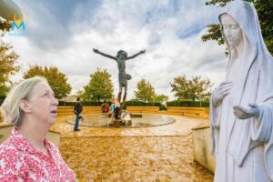 Cari figli! Il veleno dell'egoismo e dell'odio regna nei cuori umani ed è per questo che non avete la pace. Vi invito, figlioli: siate amore e le mie mani tese verso tutti coloro che incontrate. Nell'umiltà pregate per la pace e Impegnatevi per la riconciliazione fra gli uomini, affinché ogni uomo stia bene sulla terra. Grazie per aver risposto alla mia chiamata.