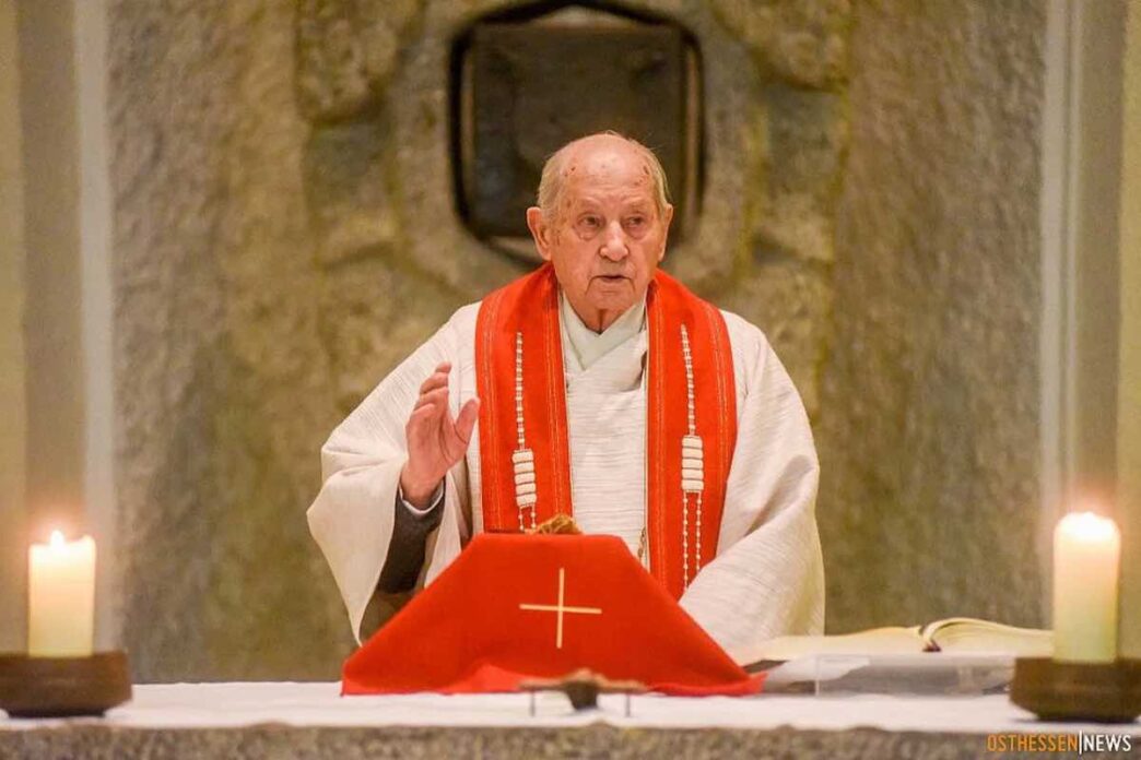 È diventato il sacerdote più anziano al mondo, un titolo che non solo celebra la sua longevità, ma anche la sua incredibile forza interiore e il suo servizio infaticabile alla Chiesa.