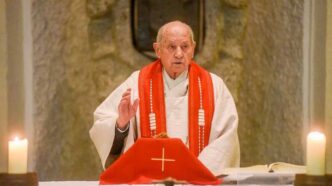 È diventato il sacerdote più anziano al mondo, un titolo che non solo celebra la sua longevità, ma anche la sua incredibile forza interiore e il suo servizio infaticabile alla Chiesa.