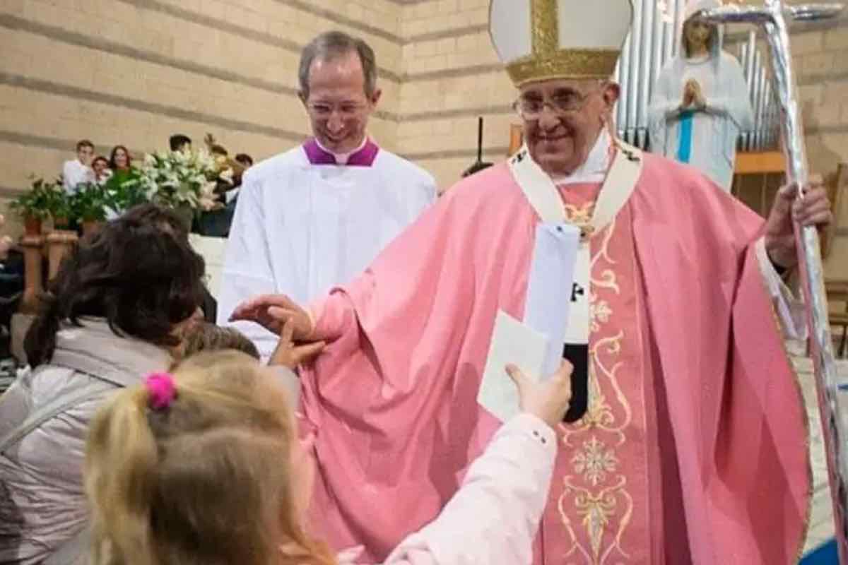 La seconda occasione per l'uso della casula rosa arriva durante la Quarta Domenica di Quaresima, conosciuta come Domenica Laetare. Il nome deriva dall’introito liturgico, che inizia con le parole “Laetare Jerusalem” – "Rallegrati, Gerusalemme". Quaresima è un periodo di penitenza e preparazione per la Pasqua