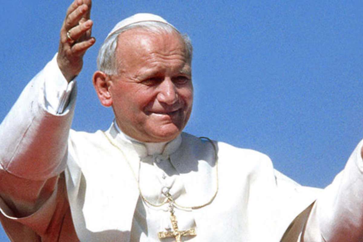 San Giovanni Paolo II, uno dei pontifici più longevi della storia, è stato soprannominato "Il Papa dei Giovani" per il suo impegno verso le nuove generazioni. La sua creazione delle Giornate Mondiali della Gioventù ha dato vita a un movimento globale che ha riunito milioni di giovani cattolici. Inoltre, la sua passione per lo sport e la montagna gli ha guadagnato il titolo di "Atleta di Dio". Il suo pontificato è stato caratterizzato da un'intensa attività pastorale e viaggi apostolici, con oltre un milione di chilometri percorsi per portare il messaggio di Cristo in ogni angolo del mondo.