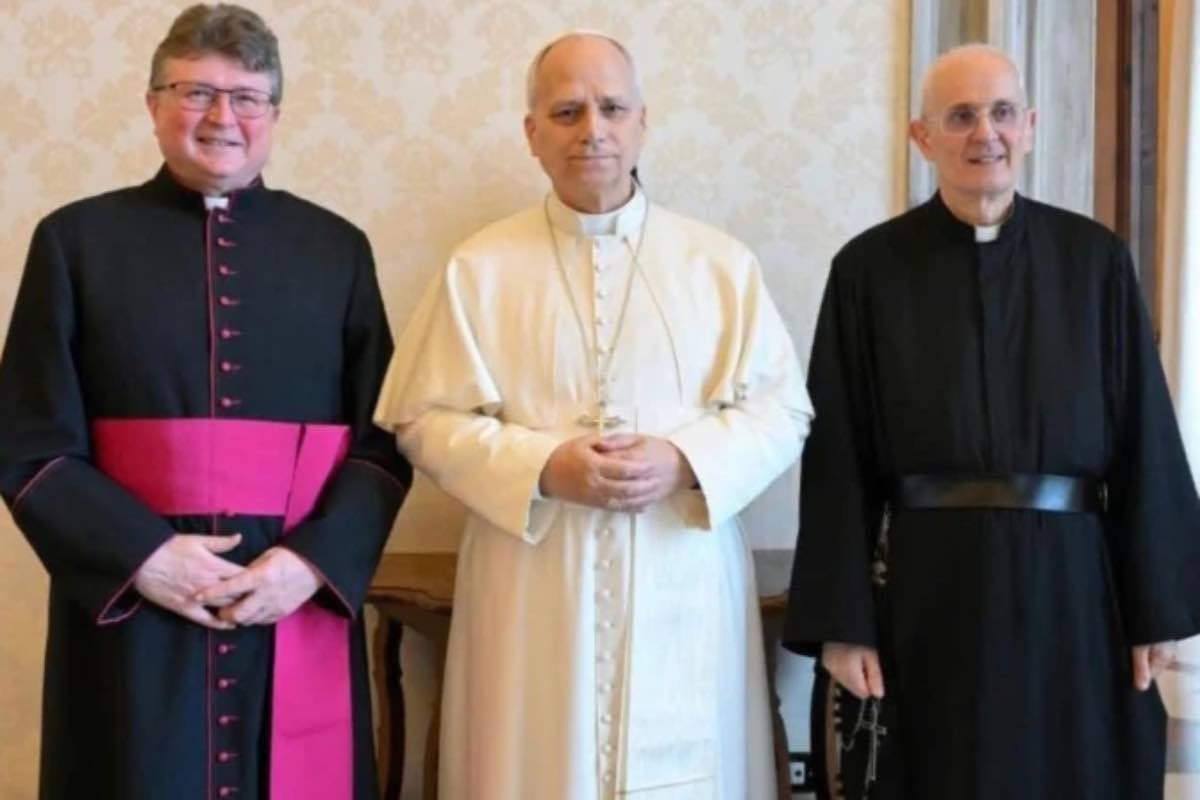 Gli esorcisti, secondo l’AIE, non sono solo una risposta a una crescente domanda di intervento, ma svolgono anche un ruolo fondamentale nella misericordia della Chiesa. Continuano l’opera di Cristo, scacciando i demoni e aiutando i fedeli a ritrovare la libertà spirituale