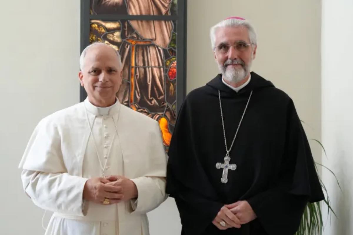 Non si tratta di una posizione di potere, ma di una responsabilità spirituale e pastorale. Questo ufficio, infatti, è uno dei pochi in Vaticano che resta attivo anche in caso di morte o dimissioni del papa. È un incarico che continua a garantire un legame diretto con i fedeli, soprattutto con i più poveri e bisognosi.