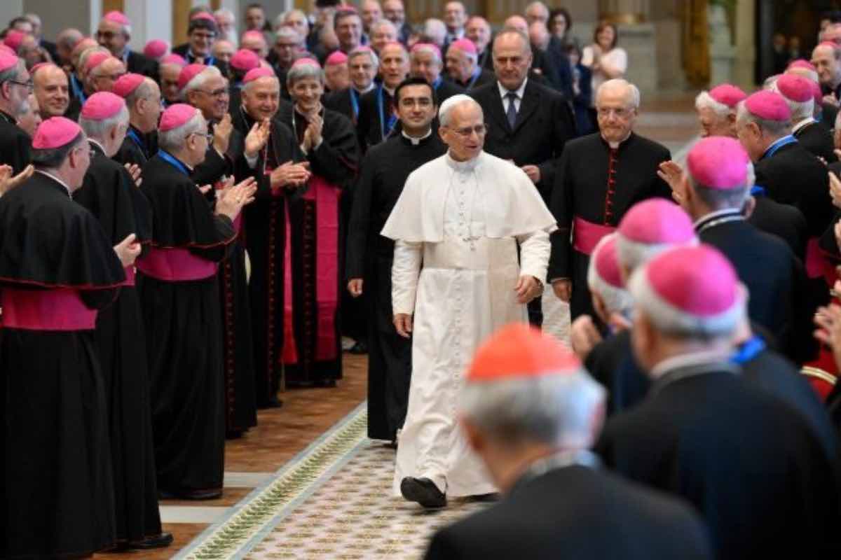 Papa Leone ha ricordato anche le due esortazioni precedenti, Familiaris consortio di San Giovanni Paolo II e Amoris laetitia, entrambe fondamentali nel delineare l’impegno della Chiesa verso le famiglie e le coppie sposate. "La missione della Chiesa di proclamare il Vangelo deve passare attraverso le famiglie, che sono il luogo principale di testimonianza", ha detto il Papa