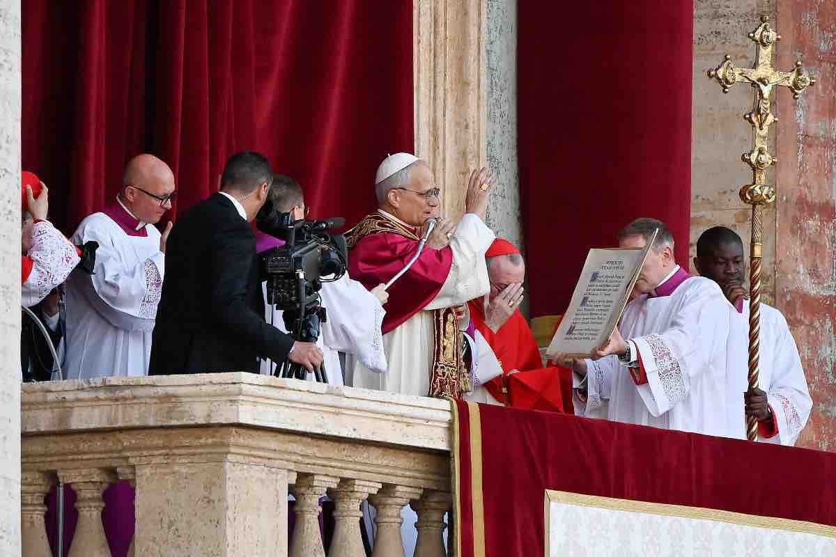 a Domenica di Pasqua, il Papa impartisce la benedizione Urbi et Orbi, una preghiera speciale che copre il mondo intero. Ricevere questa benedizione, anche tramite la radio o la televisione, concede l'indulgenza plenaria. Lo stesso vale per chi riceve la benedizione del Vescovo nella sua diocesi.