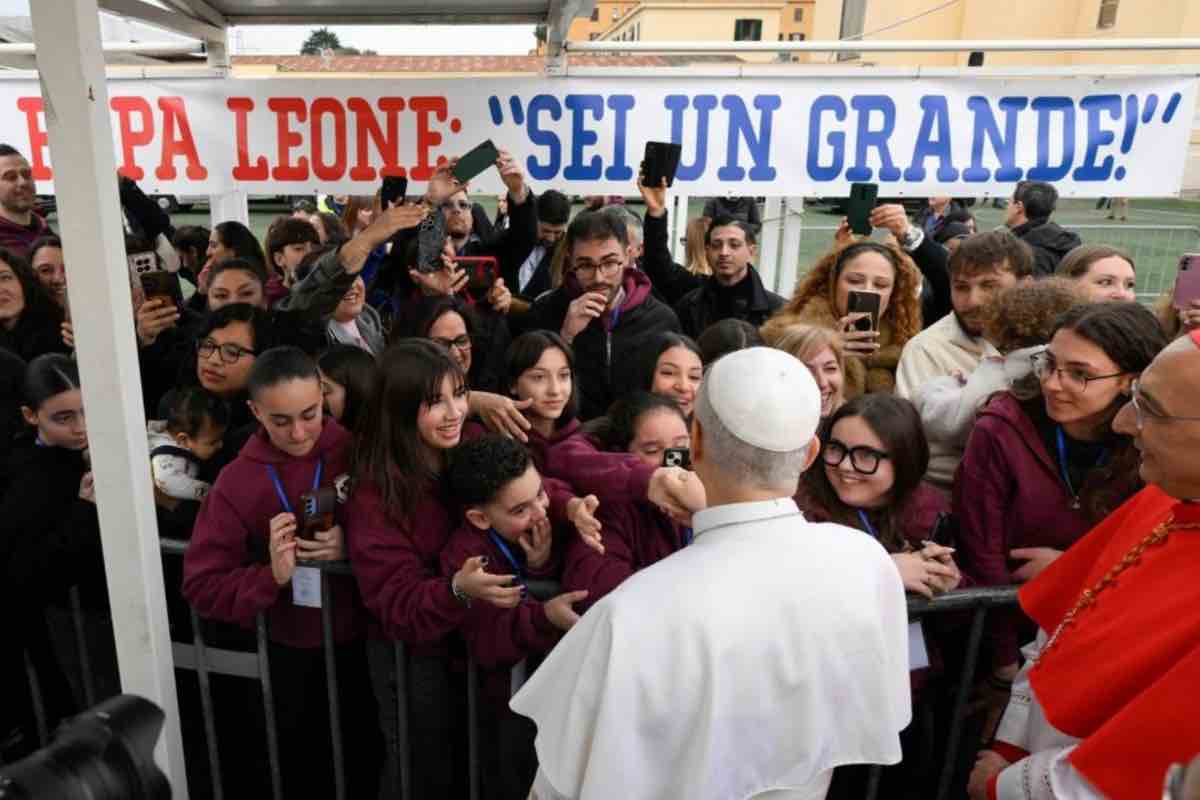 “Dobbiamo rifiutare tutto ciò che fa male, come la droga, e scegliere sempre ciò che è buono, che promuove la salute e il benessere”, ha detto, incoraggiando la comunità a lavorare insieme per migliorare le condizioni di vita.