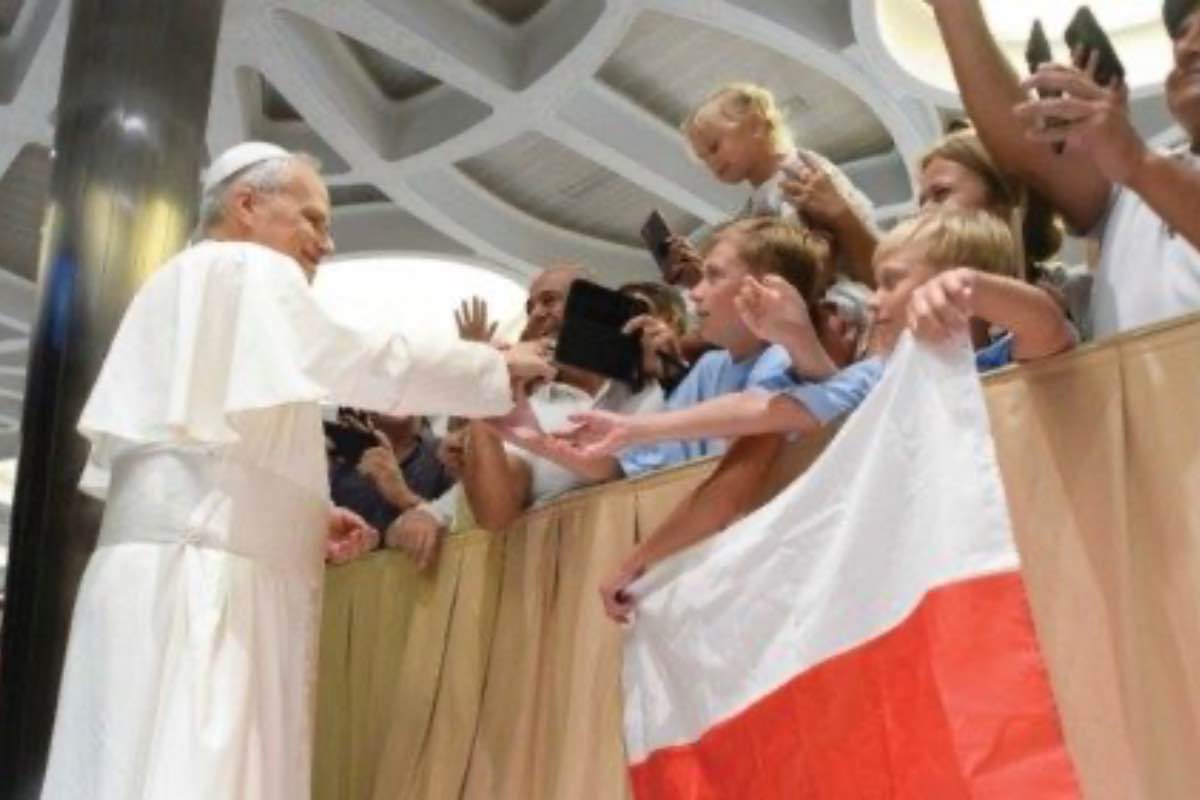 Nel salutare i pellegrini polacchi, il Papa ha anche lodato un'iniziativa di difesa della vita umana, in particolare nell’ambito del “Giorno della Santità della Vita” celebrato in Polonia