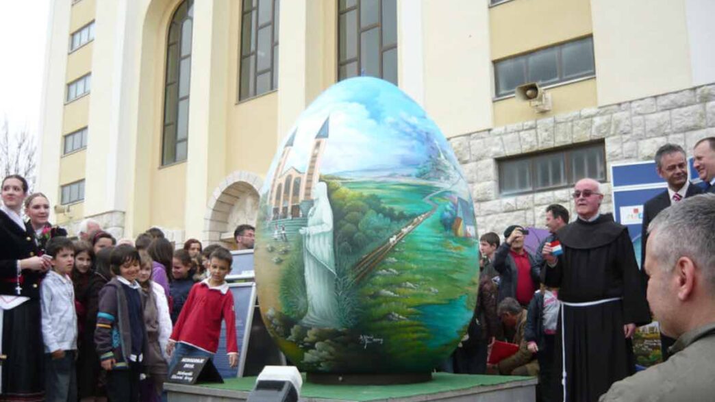 La Settimana Santa a Medjugorje rappresenta un momento di intensa spiritualità per i pellegrini e i fedeli che si radunano in questo luogo di preghiera. Ogni anno, le celebrazioni del Triduo Pasquale offrono l'opportunità di vivere i misteri della Passione, Morte e Resurrezione di Cristo in modo profondo, seguendo una tradizione che unisce la comunità e i visitatori.
