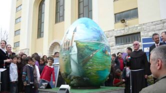 La Settimana Santa a Medjugorje rappresenta un momento di intensa spiritualità per i pellegrini e i fedeli che si radunano in questo luogo di preghiera. Ogni anno, le celebrazioni del Triduo Pasquale offrono l'opportunità di vivere i misteri della Passione, Morte e Resurrezione di Cristo in modo profondo, seguendo una tradizione che unisce la comunità e i visitatori.