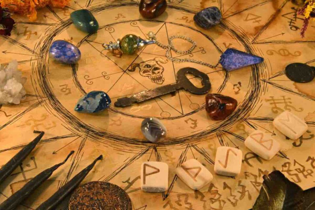 Il 13 marzo, durante un incontro privato con Papa Leone XIV, mons. Karel Orlita e p. Francesco Bamonte, presidente e vicepresidente dell’Associazione Internazionale degli Esorcisti (AIE), hanno portato al Pontefice una relazione preoccupante. Il documento evidenzia un fenomeno che sta diventando sempre più rilevante: l’aumento dei casi legati all’azione straordinaria del demonio