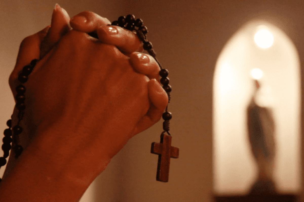 L'atto di aprire la Bibbia deve essere preceduto da un momento di preghiera, dove si cerca sinceramente la volontà di Dio, e seguito da un atteggiamento di umiltà e apertura. Questo approccio richiede una vera disponibilità a seguire il Signore, senza aspettarsi risposte facili o immediate.