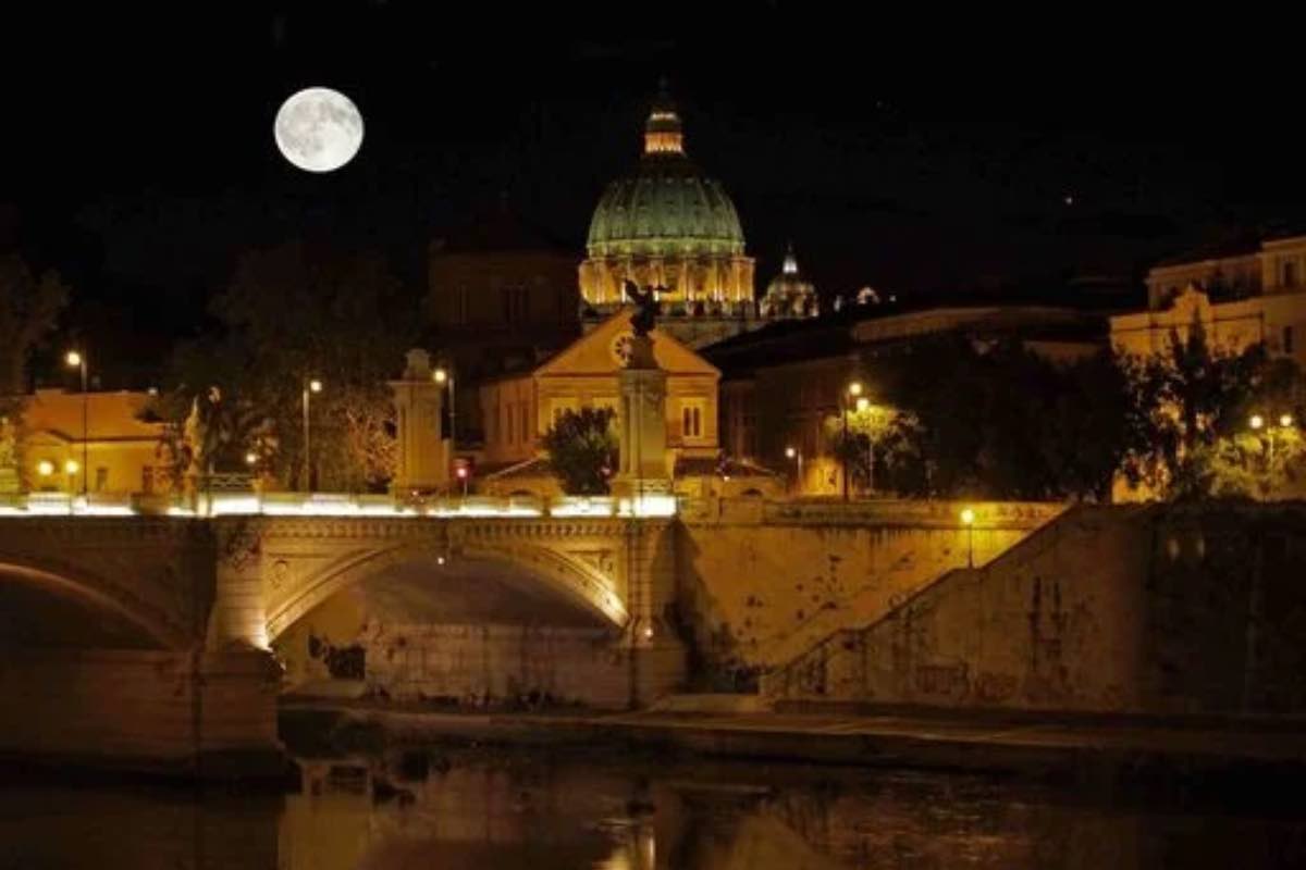 Questo sistema fa sì che la Pasqua possa essere celebrata tra il 22 marzo e il 25 aprile, determinando anche il movimento annuale della Settimana Santa, che si adatta in base al calcolo astronomico.