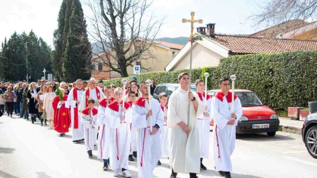 Alle 10:45, sulle fondamenta della vecchia chiesa di Medjugorje, avrà luogo la benedizione dei rami. Un gesto che segna l'inizio della processione, la quale si dirigerà verso la chiesa parrocchiale di San Giacomo. È un atto simbolico che unisce la storia di questo luogo e la speranza cristiana che la Pasqua porta con sé.