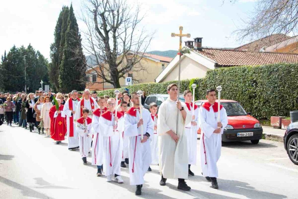 Alle 10:45, sulle fondamenta della vecchia chiesa di Medjugorje, avrà luogo la benedizione dei rami. Un gesto che segna l'inizio della processione, la quale si dirigerà verso la chiesa parrocchiale di San Giacomo. È un atto simbolico che unisce la storia di questo luogo e la speranza cristiana che la Pasqua porta con sé.