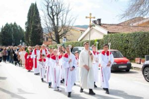 Alle 10:45, sulle fondamenta della vecchia chiesa di Medjugorje, avrà luogo la benedizione dei rami. Un gesto che segna l'inizio della processione, la quale si dirigerà verso la chiesa parrocchiale di San Giacomo. È un atto simbolico che unisce la storia di questo luogo e la speranza cristiana che la Pasqua porta con sé.