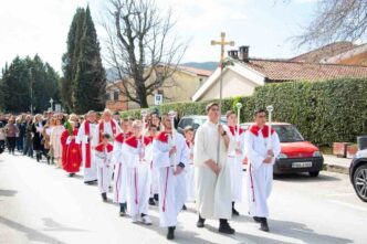 Alle 10:45, sulle fondamenta della vecchia chiesa di Medjugorje, avrà luogo la benedizione dei rami. Un gesto che segna l'inizio della processione, la quale si dirigerà verso la chiesa parrocchiale di San Giacomo. È un atto simbolico che unisce la storia di questo luogo e la speranza cristiana che la Pasqua porta con sé.