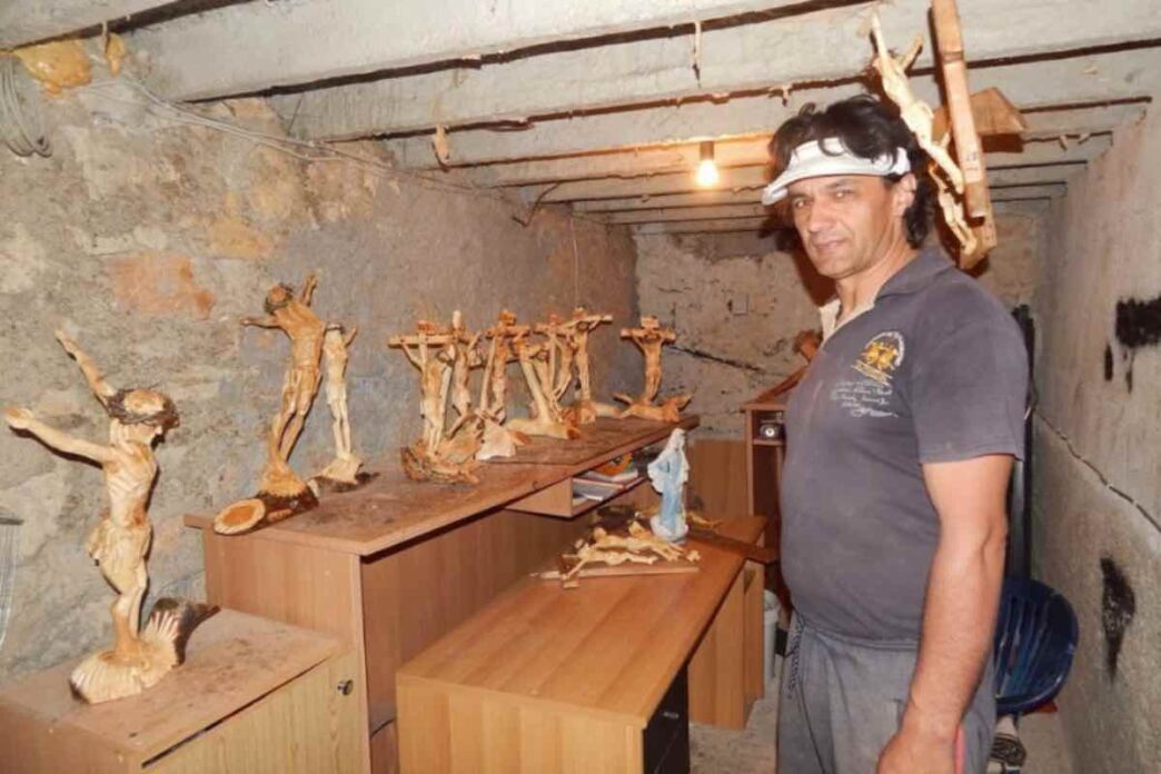 La prima volta che Robert Tomić ha varcato la soglia di una sala scommesse, ha vinto. Da quel momento, però, la sua vita è cambiata. È diventato dipendente dal gioco d'azzardo, perdendo tutto ciò che aveva