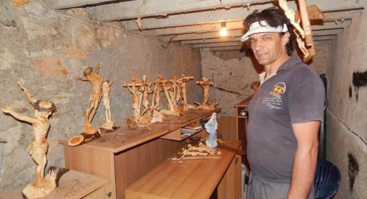 La prima volta che Robert Tomić ha varcato la soglia di una sala scommesse, ha vinto. Da quel momento, però, la sua vita è cambiata. È diventato dipendente dal gioco d'azzardo, perdendo tutto ciò che aveva