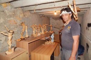 La prima volta che Robert Tomić ha varcato la soglia di una sala scommesse, ha vinto. Da quel momento, però, la sua vita è cambiata. È diventato dipendente dal gioco d'azzardo, perdendo tutto ciò che aveva