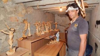 La prima volta che Robert Tomić ha varcato la soglia di una sala scommesse, ha vinto. Da quel momento, però, la sua vita è cambiata. È diventato dipendente dal gioco d'azzardo, perdendo tutto ciò che aveva