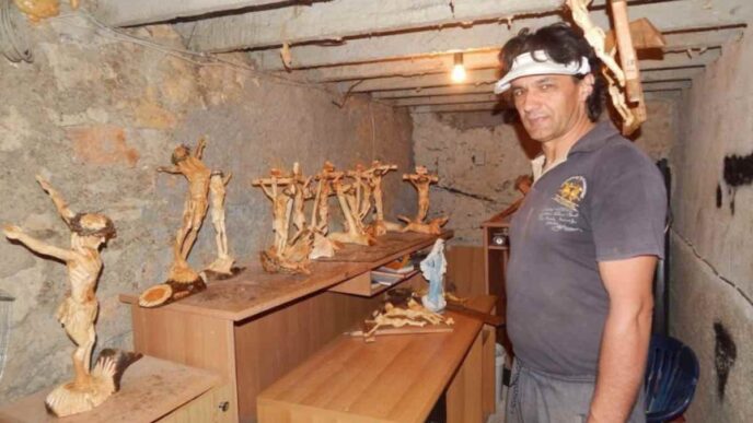 La prima volta che Robert Tomić ha varcato la soglia di una sala scommesse, ha vinto. Da quel momento, però, la sua vita è cambiata. È diventato dipendente dal gioco d'azzardo, perdendo tutto ciò che aveva