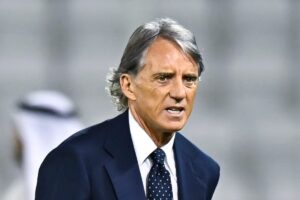 "Mentre eravamo a messa, l’allarme ha iniziato a suonare sul mio telefono, con scritte in arabo", ha raccontato Mancini, ricordando come la paura fosse palpabile tra lui e il suo staff.