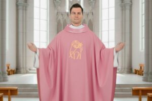 Nel calendario liturgico cattolico, i colori indossati dai sacerdoti durante la Messa non sono scelti a caso, ma sono ricchi di significato simbolico