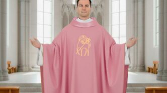 Nel calendario liturgico cattolico, i colori indossati dai sacerdoti durante la Messa non sono scelti a caso, ma sono ricchi di significato simbolico