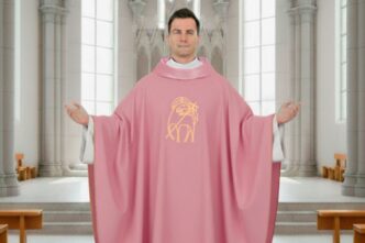 Nel calendario liturgico cattolico, i colori indossati dai sacerdoti durante la Messa non sono scelti a caso, ma sono ricchi di significato simbolico