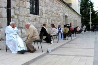 La Confessione frequente è un sacramento che non solo perdona i peccati, ma dona alla nostra anima una nuova forza spirituale. Scopri come avvicinarti a Dio attraverso questo potente strumento di guarigione spirituale.