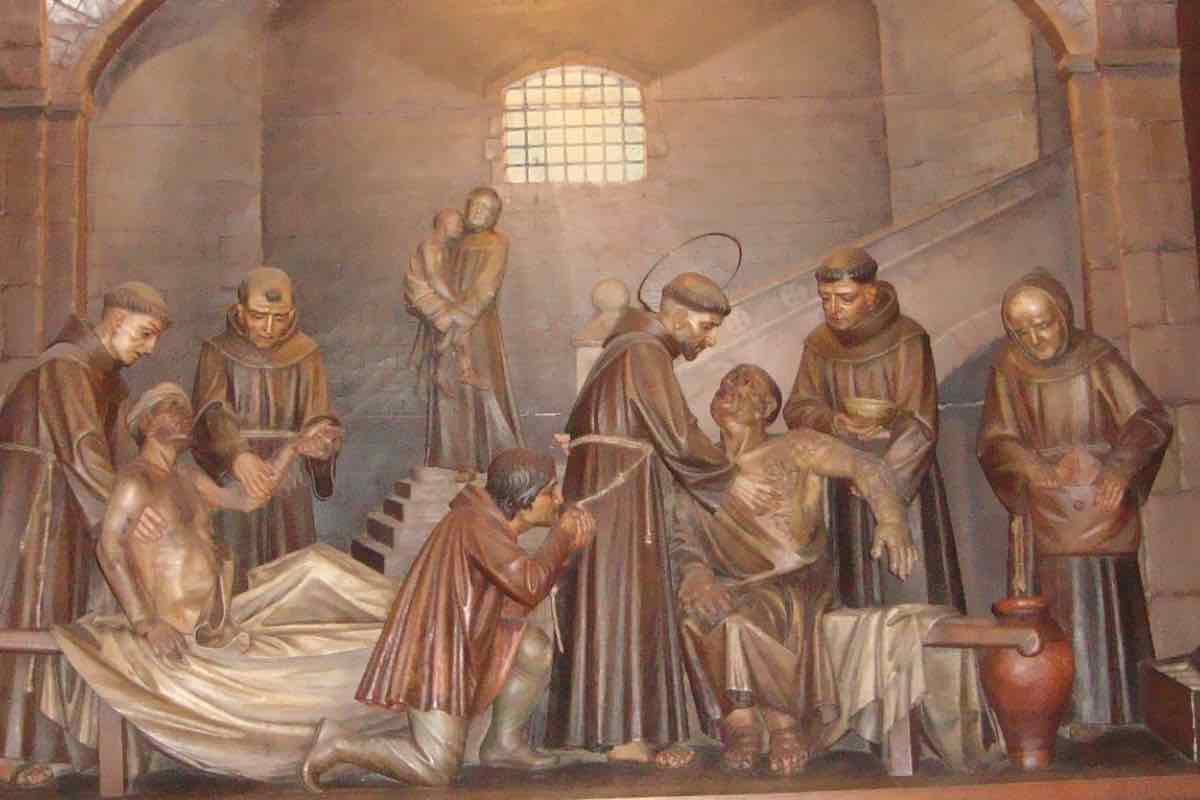 San Francesco, nella sua giovinezza, cercava la felicità nelle ricchezze e nei successi terreni. Cresciuto in una famiglia benestante, il giovane Francesco viveva una vita di agi e sogni di gloria. Tuttavia, il punto di svolta arrivò quando incontrò i lebbrosi
