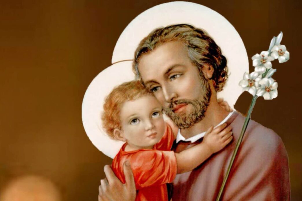 Anche se la morte di San Giuseppe non è descritta nei Vangeli, la tradizione cristiana ha conservato una descrizione che ci giunge da secoli di meditazione spirituale. Secondo la tradizione, Giuseppe morì prima della Passione di Cristo, ma lo fece in un modo che pochi altri potrebbero mai sperimentare: tra le braccia di Gesù e Maria. Questo "transito" è stato descritto come il momento in cui la serenità e la pace divina circondarono il giusto falegname di Nazaret.