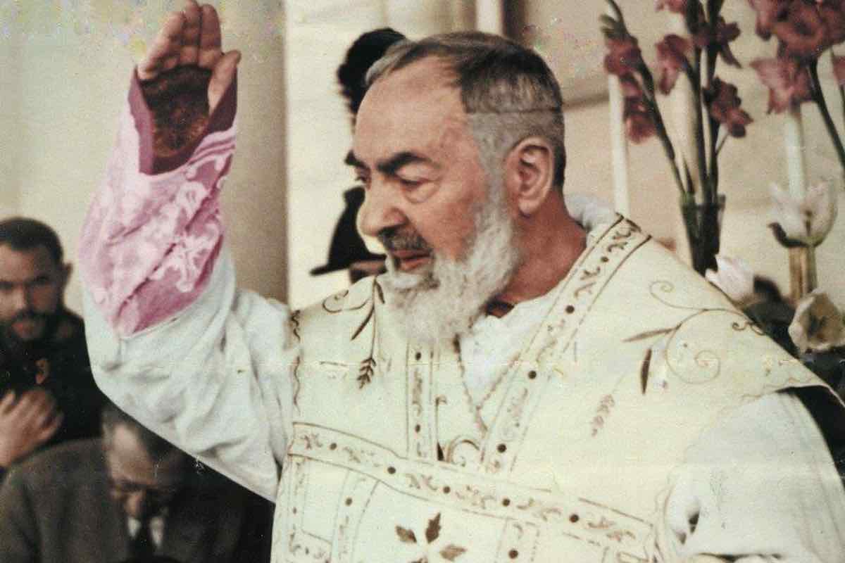 Padre Pio ha sempre avuto una profonda fiducia in San Giuseppe, considerandolo un intercessore potente e pronto a rispondere alle preghiere. Non dimenticava mai di ripetere che nessuna richiesta fatta a San Giuseppe restava inevasa