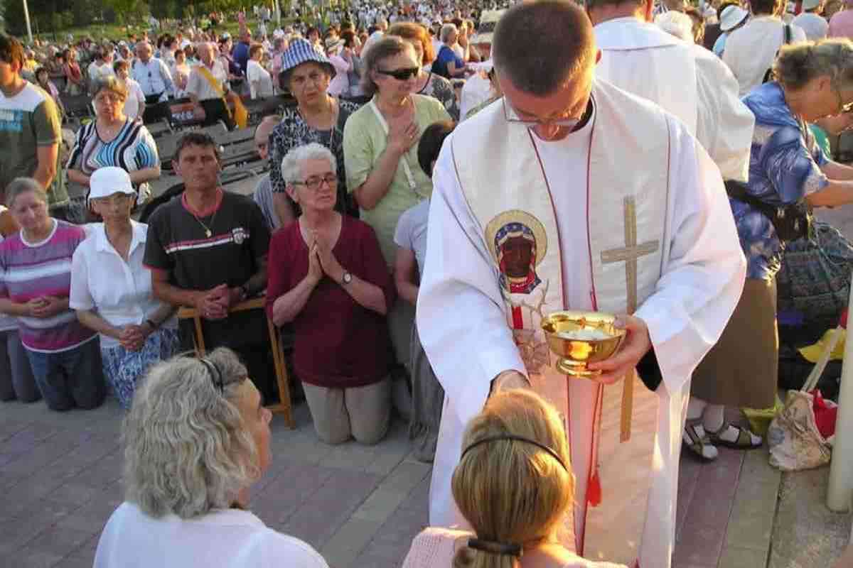 La partecipazione alla Messa nei giorni feriali, quando possibile, è una delle strade per vivere con maggiore intensità questo tempo. Non si tratta solo di adempiere a un obbligo religioso, ma di entrare in una relazione più intima con Cristo, di permettere che la sua Presenza trasformi la nostra vita di ogni giorno.