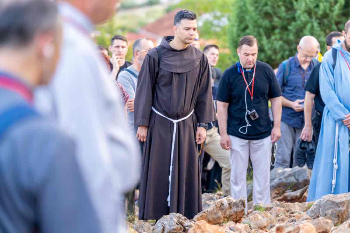 Venerdì 27 marzo alle ore 14:00, sul Monte Krizevac, si celebrerà la Via Crucis, un appuntamento che si ripeterà anche alla Chiesa di San Giacomo, subito dopo la messa serale. Un modo per accompagnare la comunità in un cammino di riflessione e preghiera. Nel pomeriggio di domenica 29 marzo, alle 14:00, sarà recitato il rosario sulla Collina delle Apparizioni, luogo emblematico di Medjugorje per i pellegrini.