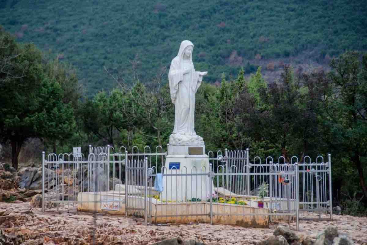 Le apparizioni mariane a Medjugorje non sono mai state solo un fenomeno di visioni straordinarie, ma un richiamo costante alla santità personale e alla trasformazione interiore