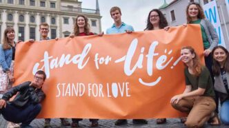 Più di 10.000 studenti universitari austriaci hanno firmato una petizione che chiede l'abolizione del "Repro Fund", il fondo che utilizza le tasse studentesche obbligatorie per finanziare gli aborti. La campagna, organizzata da ProLife Europe in collaborazione con CitizenGo, è stata presentata ufficialmente alle autorità competenti l'11 marzo. La petizione, intitolata "Nessun fondo per studenti per uccidere esseri umani", chiede l'interruzione di questo programma che l'Unione Nazionale degli Studenti Austriaci (ÖH) ha introdotto come parte dei suoi progetti di supporto agli studenti.