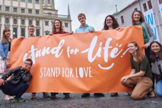 Più di 10.000 studenti universitari austriaci hanno firmato una petizione che chiede l'abolizione del "Repro Fund", il fondo che utilizza le tasse studentesche obbligatorie per finanziare gli aborti. La campagna, organizzata da ProLife Europe in collaborazione con CitizenGo, è stata presentata ufficialmente alle autorità competenti l'11 marzo. La petizione, intitolata "Nessun fondo per studenti per uccidere esseri umani", chiede l'interruzione di questo programma che l'Unione Nazionale degli Studenti Austriaci (ÖH) ha introdotto come parte dei suoi progetti di supporto agli studenti.