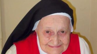 Suor Anna Maria del Sacro Cuore ha festeggiato il suo 106° compleanno il 14 marzo, continuando a vivere la sua vocazione nel monastero vicino a Milano, dove serve con dedizione le sorelle malate e, sorprendentemente, condivide il suo messaggio sul Vangelo anche tramite YouTube. Nonostante l’età avanzata, Suor Anna Maria resta lucida nel pensiero e nella parola, e non smette di dedicarsi con passione all'adorazione eucaristica, anche durante la notte. Da 36 anni è parte degli Adoratori del Santissimo Sacramento.