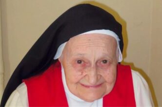 Suor Anna Maria del Sacro Cuore ha festeggiato il suo 106° compleanno il 14 marzo, continuando a vivere la sua vocazione nel monastero vicino a Milano, dove serve con dedizione le sorelle malate e, sorprendentemente, condivide il suo messaggio sul Vangelo anche tramite YouTube. Nonostante l’età avanzata, Suor Anna Maria resta lucida nel pensiero e nella parola, e non smette di dedicarsi con passione all'adorazione eucaristica, anche durante la notte. Da 36 anni è parte degli Adoratori del Santissimo Sacramento.