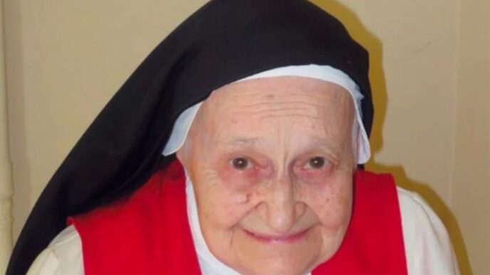 Suor Anna Maria del Sacro Cuore ha festeggiato il suo 106° compleanno il 14 marzo, continuando a vivere la sua vocazione nel monastero vicino a Milano, dove serve con dedizione le sorelle malate e, sorprendentemente, condivide il suo messaggio sul Vangelo anche tramite YouTube. Nonostante l’età avanzata, Suor Anna Maria resta lucida nel pensiero e nella parola, e non smette di dedicarsi con passione all'adorazione eucaristica, anche durante la notte. Da 36 anni è parte degli Adoratori del Santissimo Sacramento.